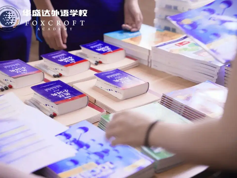 同时,新生们也进入教室,开始了他们的 开学第一课 :