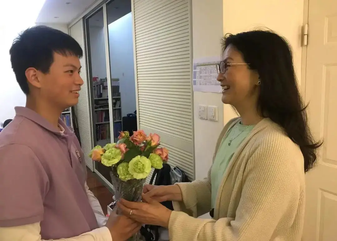 为母亲做一些己所能及的家务活,陪母亲散散步,唠唠家常(图 2)