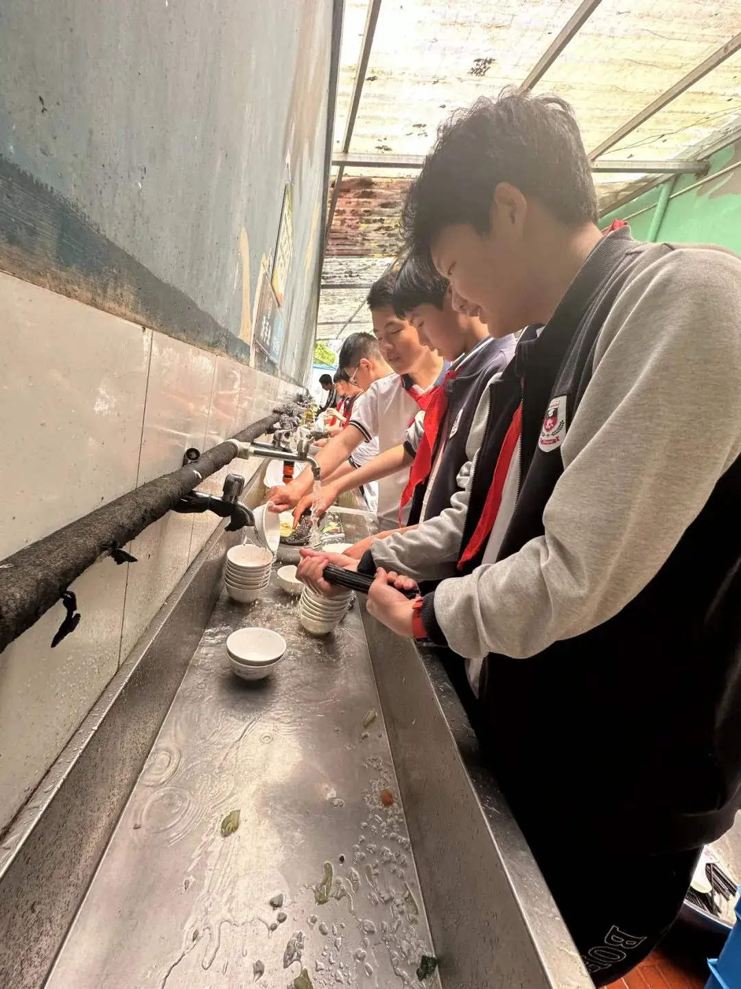 开营仪式后，同学们积极投身到实践中。（图 6）