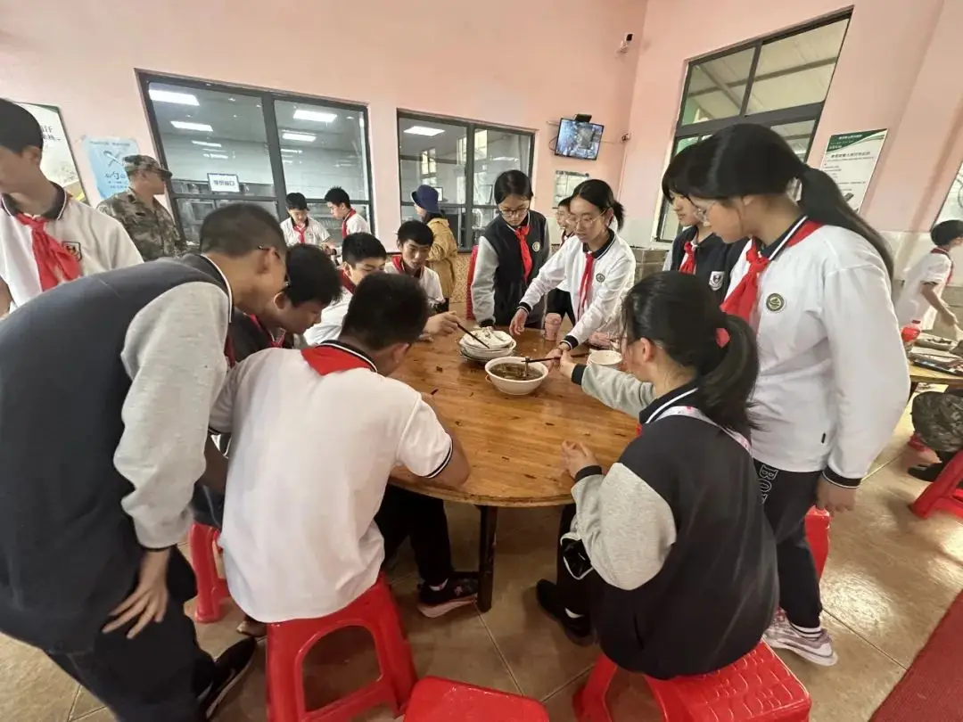 开营仪式后，同学们积极投身到实践中。（图 4）