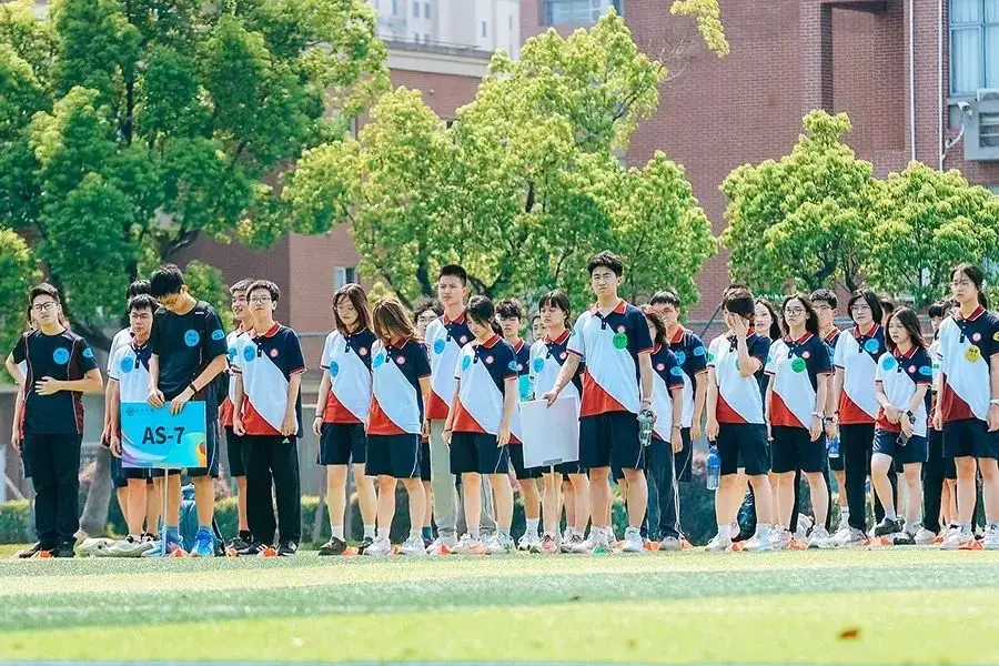 9月1日下午,在陈飞老师的组织下,新生班级还进行了破冰拓展活动。