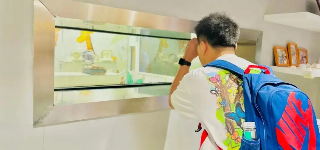 首先，BANZ同学们参观了华东师范大学儿童脑成像中心的研究中心