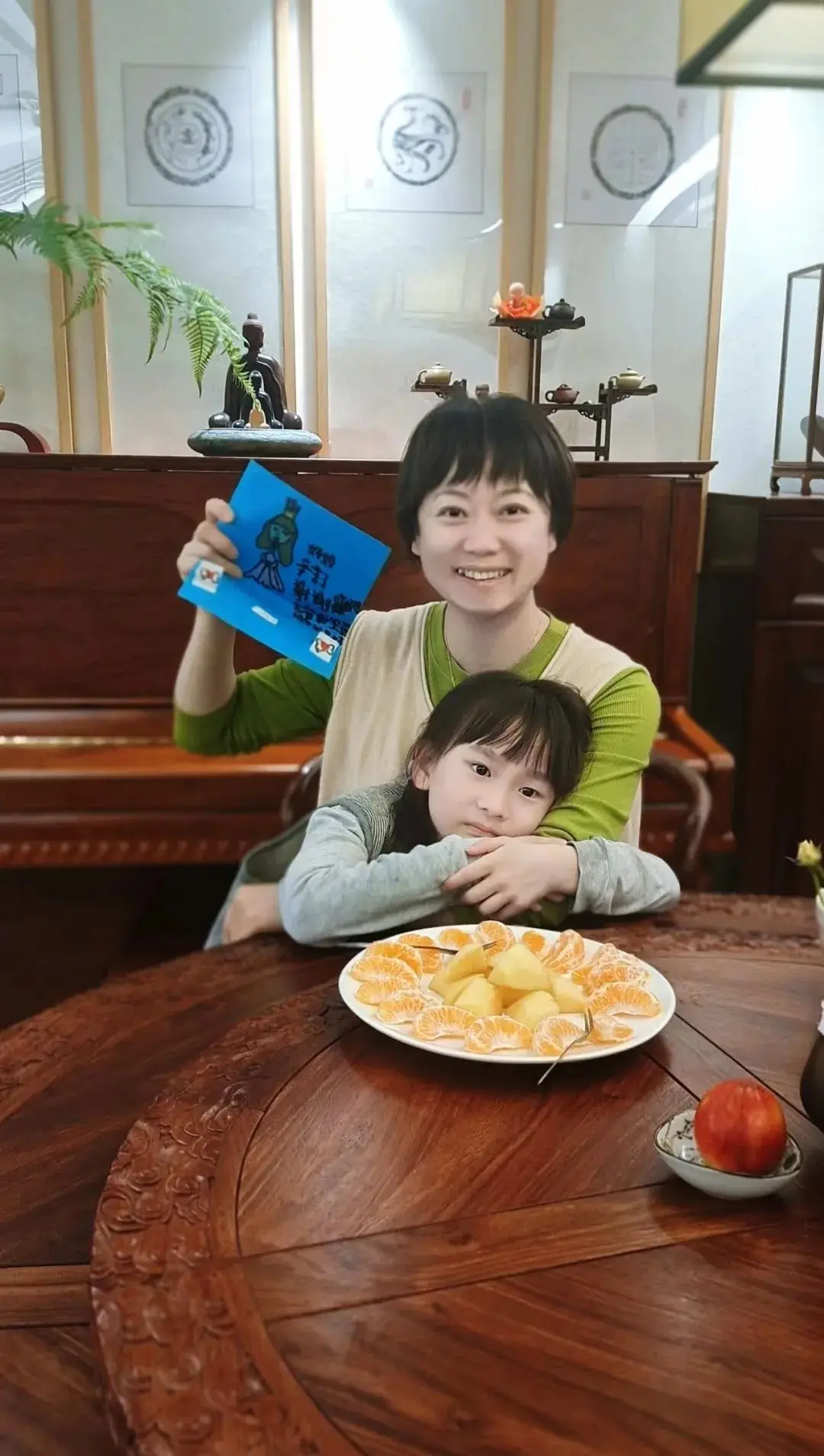 去拥抱一下自己的母亲,告诉她你会努力学习
