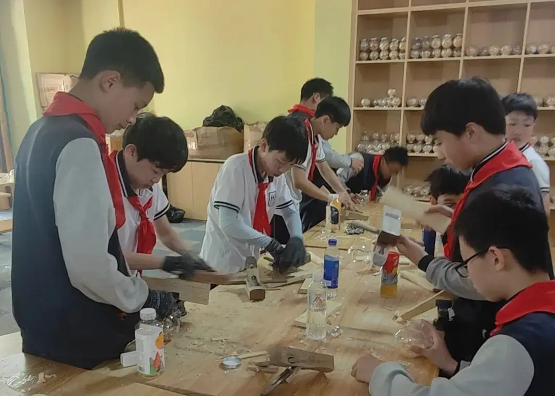 第二天上午的农运会，更是考验着团队精神：（图 2）