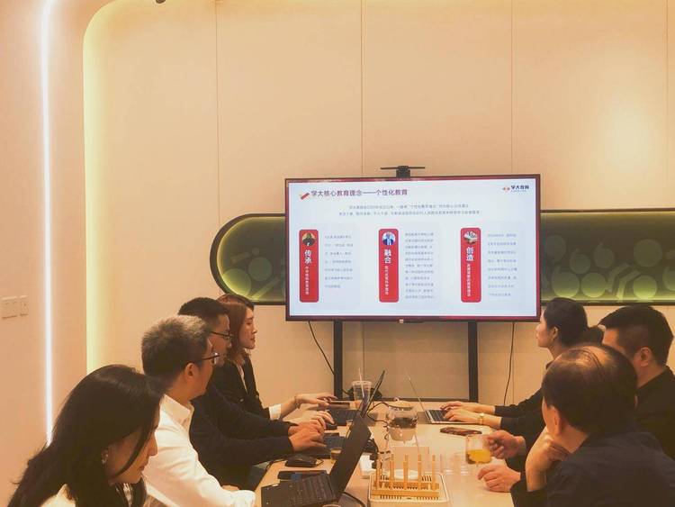 中国书刊发行业协会理事长艾立民一行至学大教育句象书店考察并指导工作 中国书刊发行业协会理事长艾立民一行至学大教育句象书店考察并指导工作