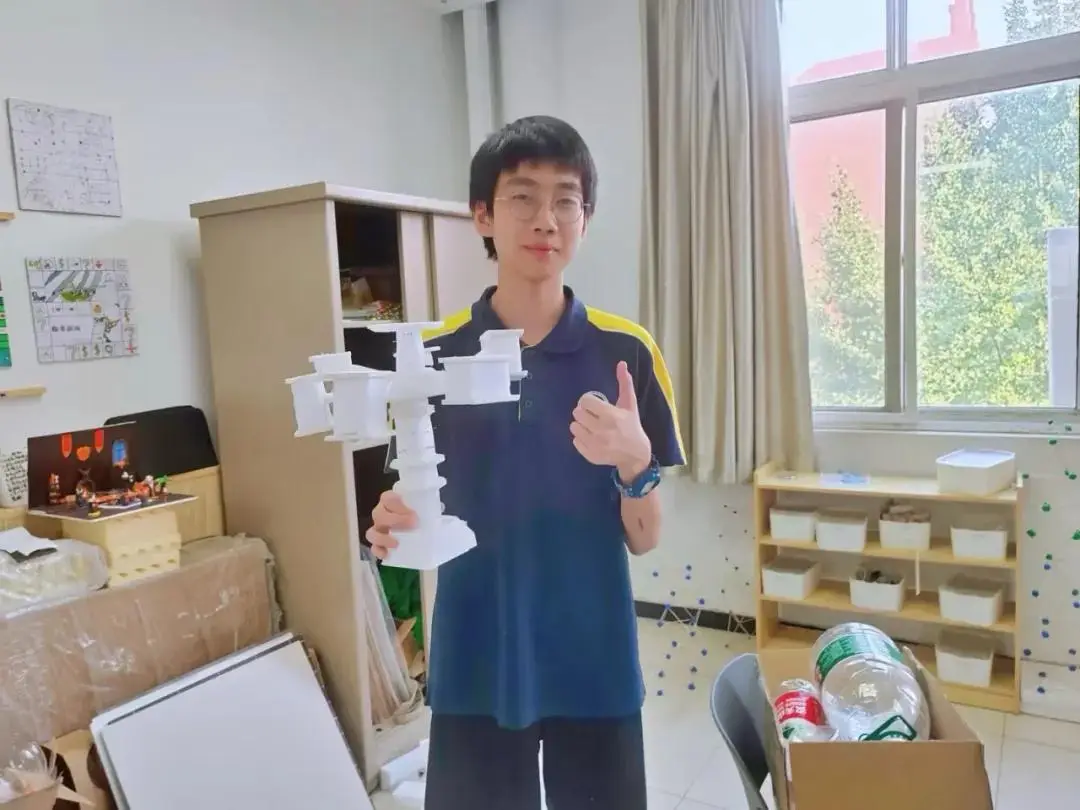 按照项目的要求,模型需要尽量用可回收材料制作,要包含可动模块