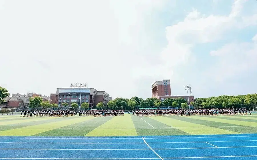 9月1日下午,在陈飞老师的组织下,新生班级还进行了破冰拓展活动。(图 2)