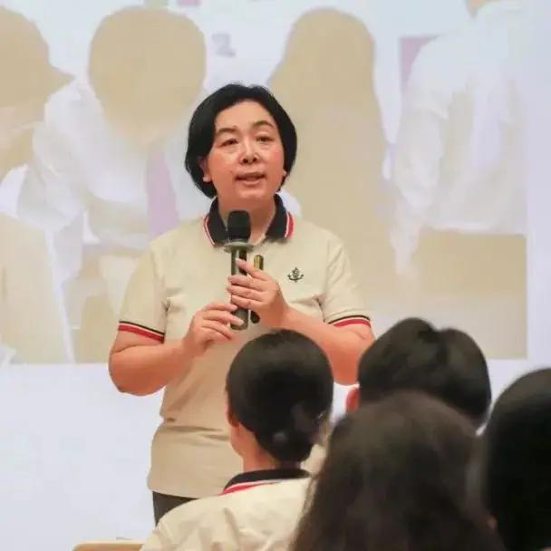 入学当天上海阿德科特学校张朝霞校长向全体新生及家长介绍了学校办学(图 2)