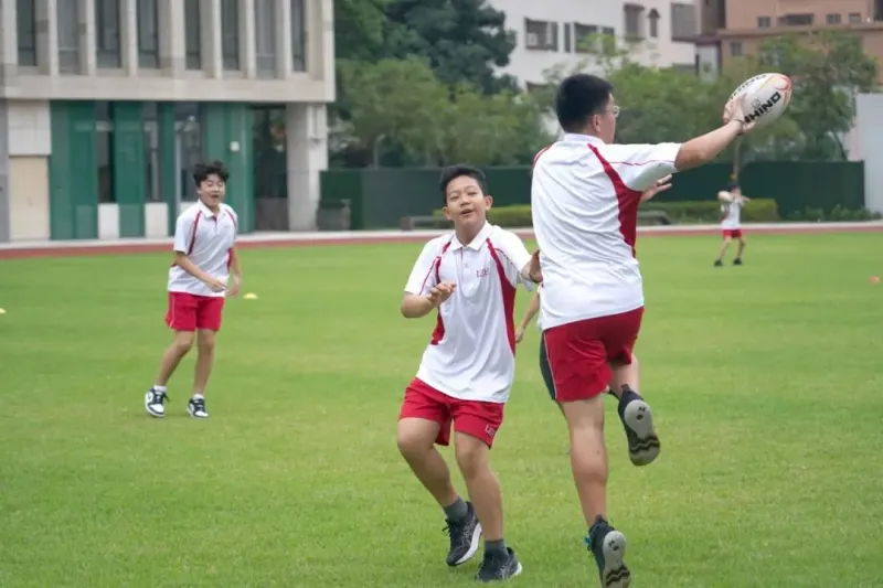 在佛山霍利斯，体育运动和体能发展是我们教育理念的重要组成部分。（图 2）