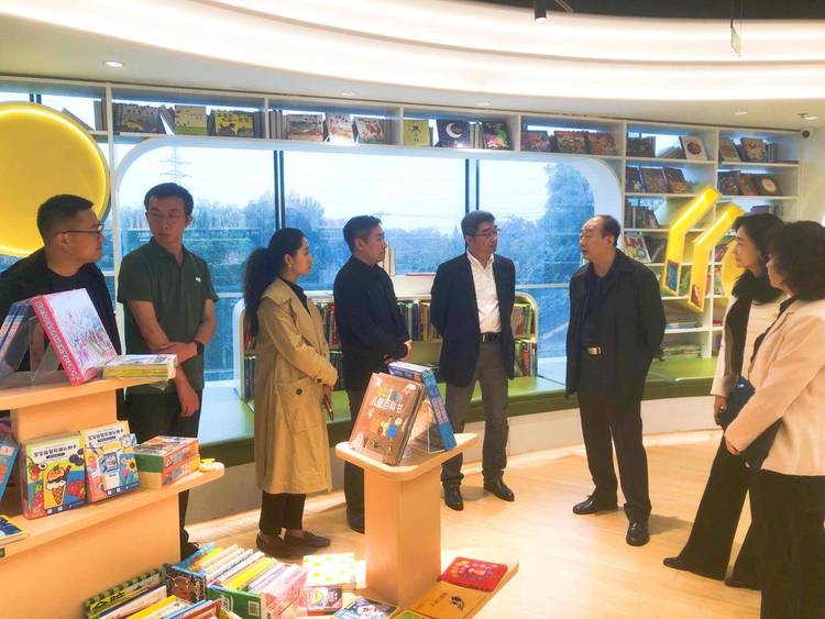 中国书刊发行业协会理事长艾立民一行至学大教育句象书店考察并指导工作 中国书刊发行业协会理事长艾立民一行至学大教育句象书店考察并指导工作