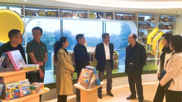 中国书刊发行业协会理事长艾立民一行至学大教育句象书店考察并指导工作