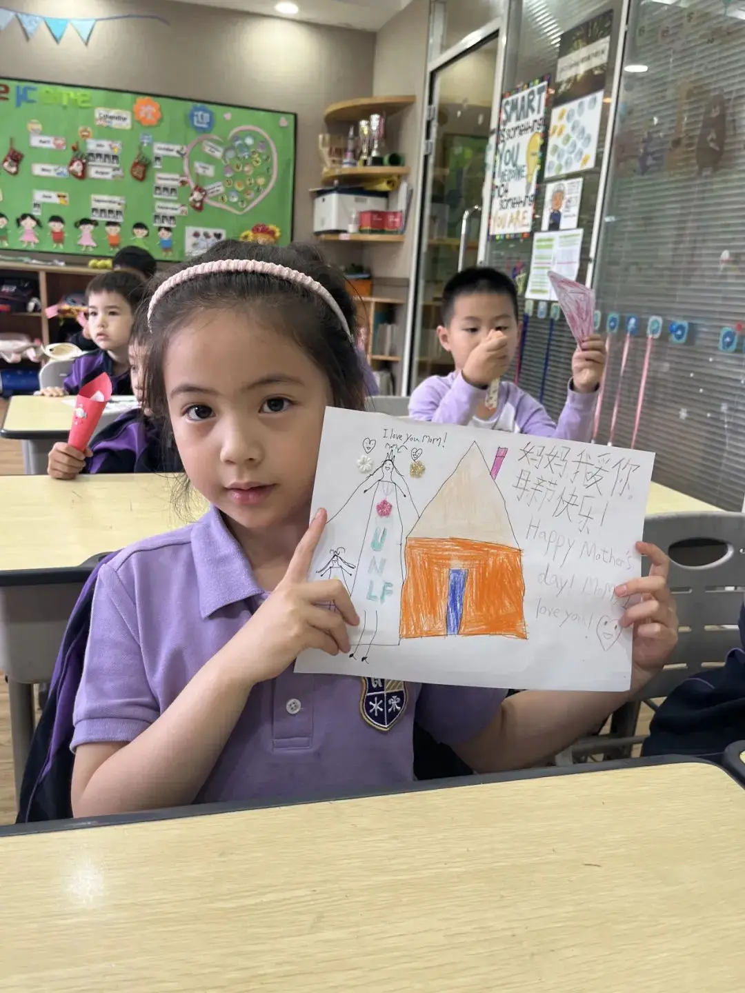 在母亲的耳边轻轻地道一声 妈妈,我爱您 ;