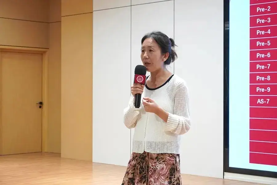 新生们齐聚创新中心报告厅,聆听学习 光剑第一课 。(图 2)