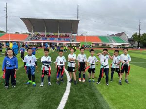 腰旗勇士，谁与争锋 在绿茵场上，协和浦东的腰旗橄榄球队员们以迅雷（图 2）