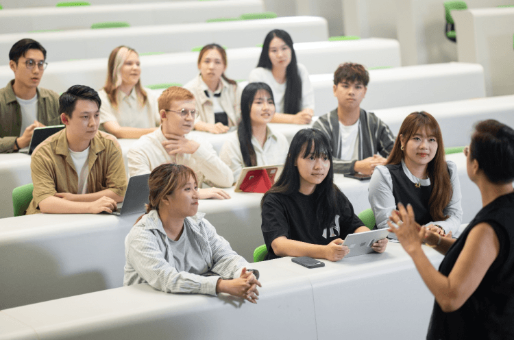 在巩固人文与社会科学学科优势的同时