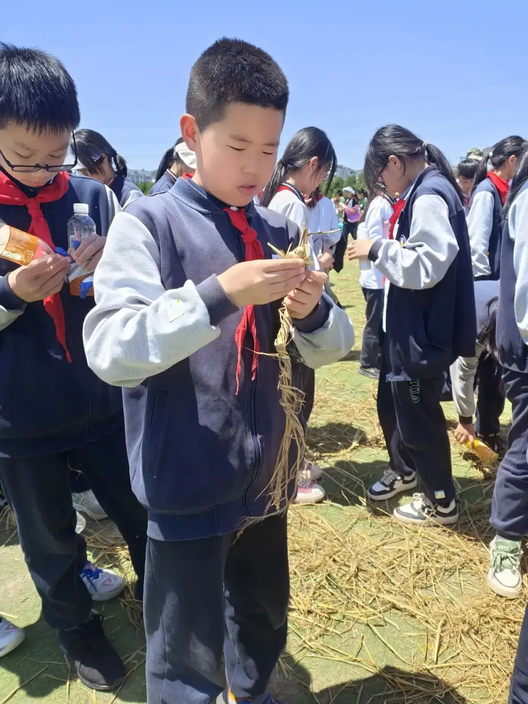 第二天上午的农运会，更是考验着团队精神：（图 5）