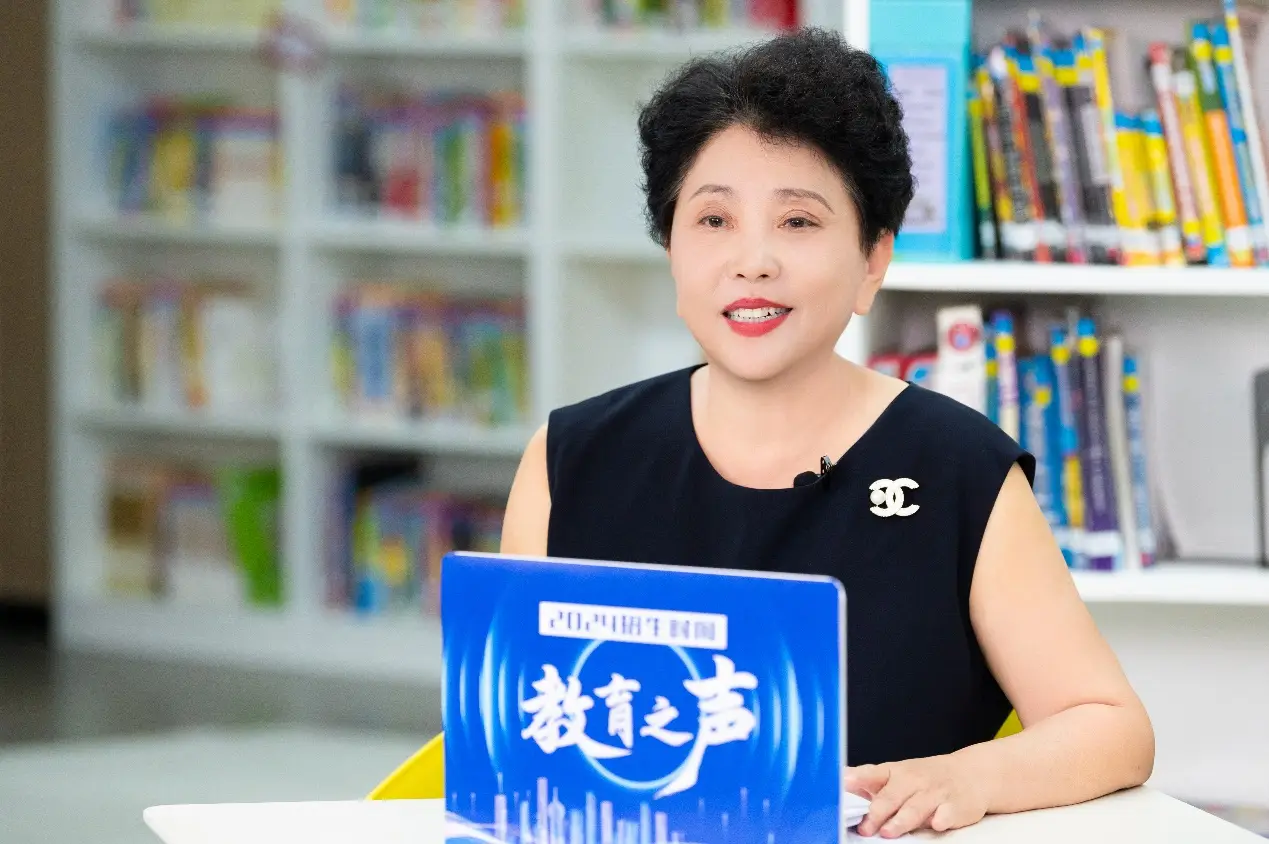 作为学校的校长不能紧跟时代的变迁，改变老的教学观念