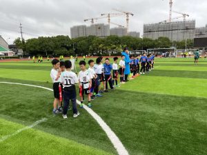 腰旗勇士，谁与争锋 在绿茵场上，协和浦东的腰旗橄榄球队员们以迅雷（图 3）