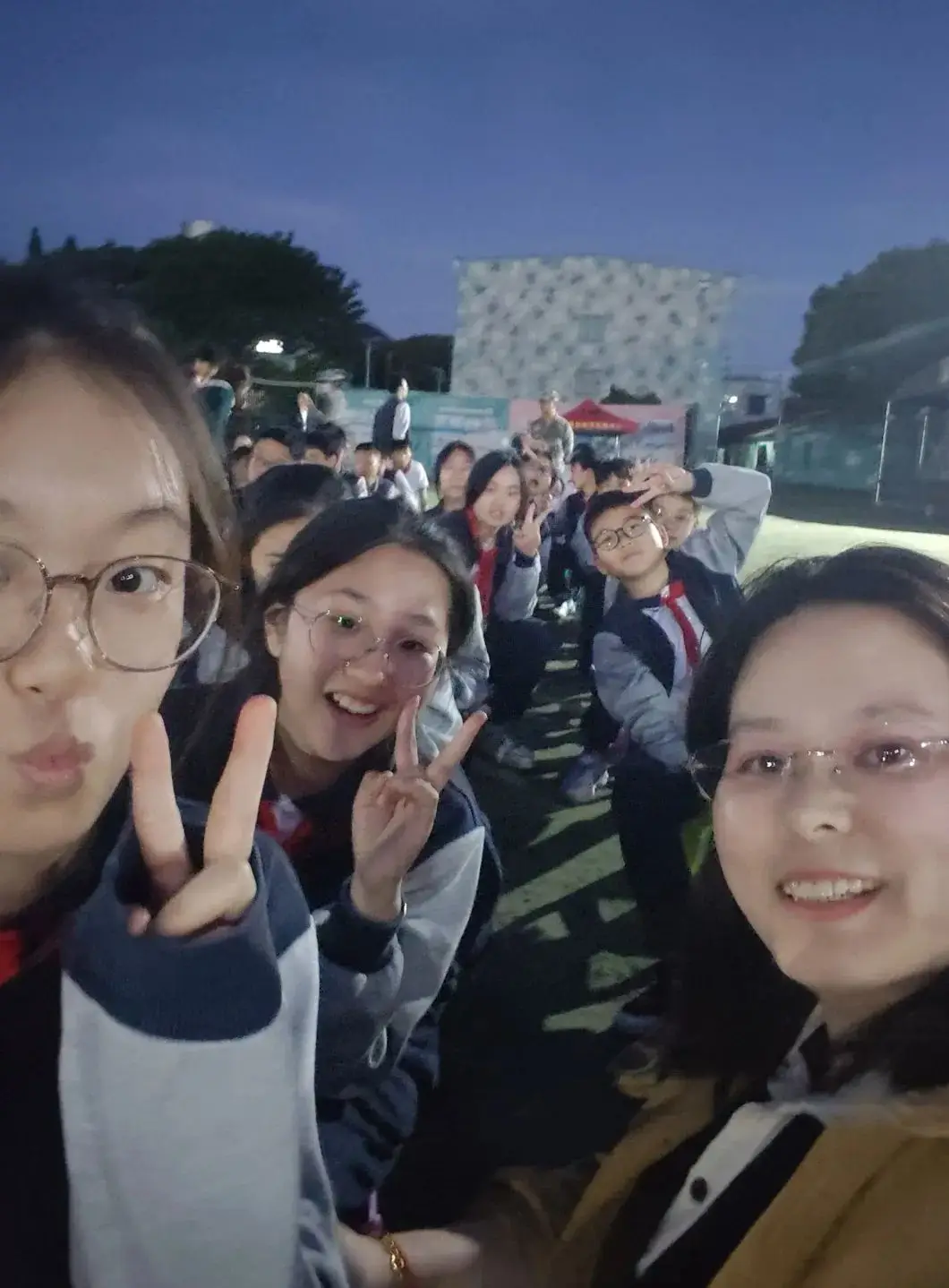 晚上的篝火晚会，热烈的火焰与夜空的繁星相映成画（图 2）