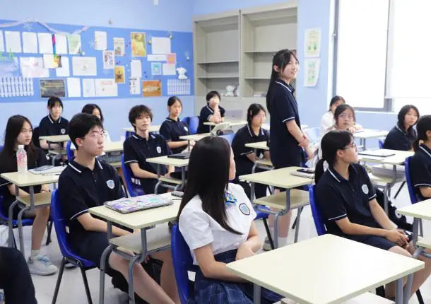开学报到日的下午,为了使新生们尽快融入陌生的环境(图 4)