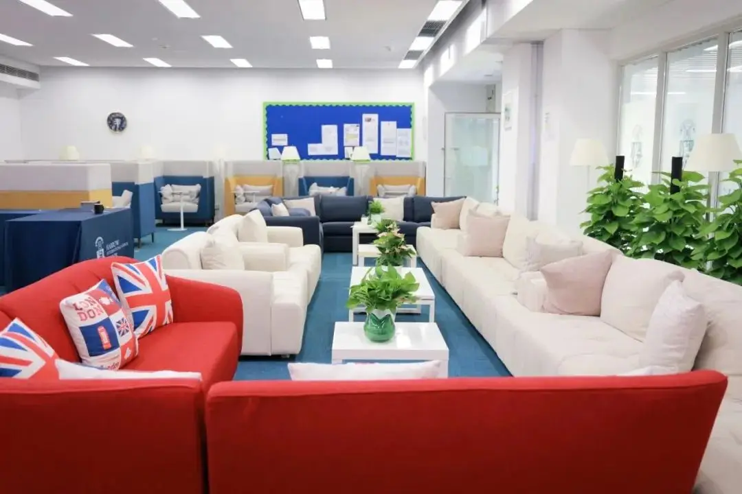 教职工休息室弥漫着咖啡和茶的香气,伴随着健康小食的美味