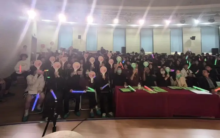 通过举办这样的歌唱比赛,学生可以享受音乐乐趣,最重要的是