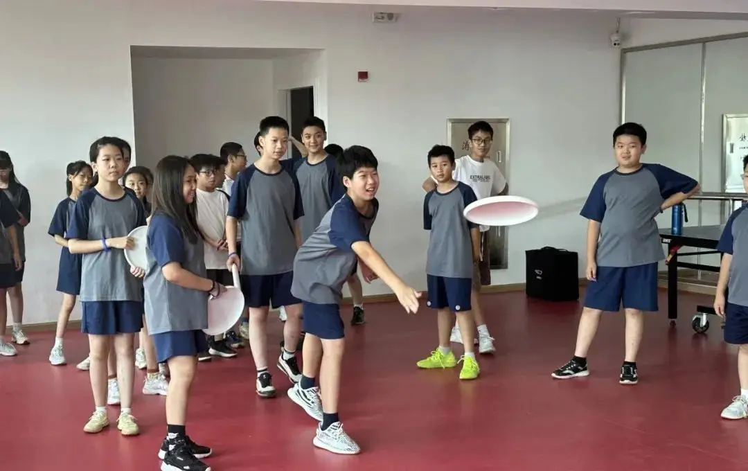 活动精彩纷呈,新生们进行队列操练。