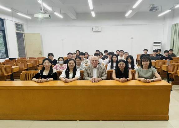 伦敦政治经济学院Ron Anderson教授走进广州新华投资学专业课堂 伦敦政治经济学院Ron Anderson教授走进广州新华投资学专业课堂