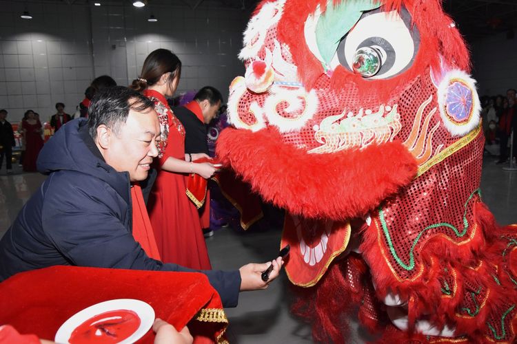 西安交通大学城市学院举办“金蛇献瑞 福启新篇”2025新春游园会 西安交通大学城市学院举办“金蛇献瑞 福启新篇”2025新春游园会