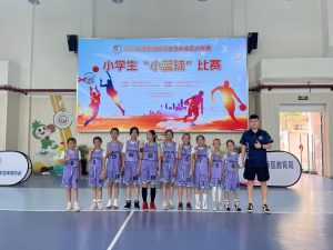 篮球赛场，雄狮飞跃 篮球场上，我们的小将们跑得飞快，投篮精准