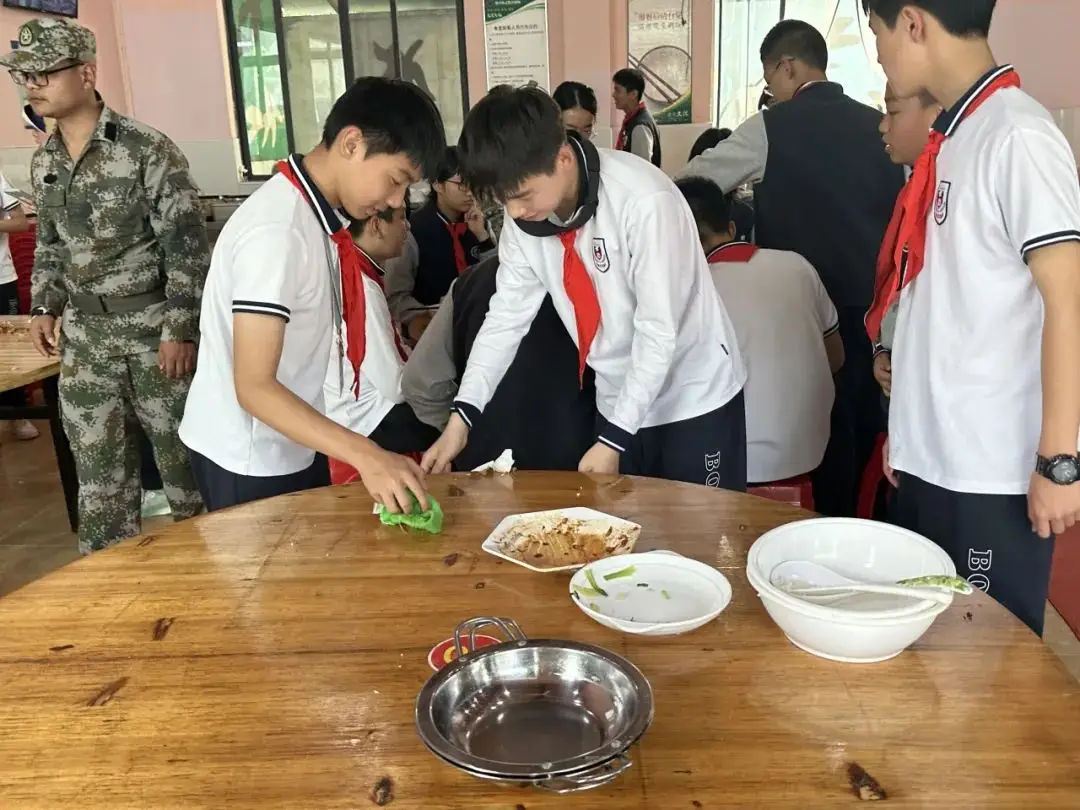 开营仪式后，同学们积极投身到实践中。（图 9）