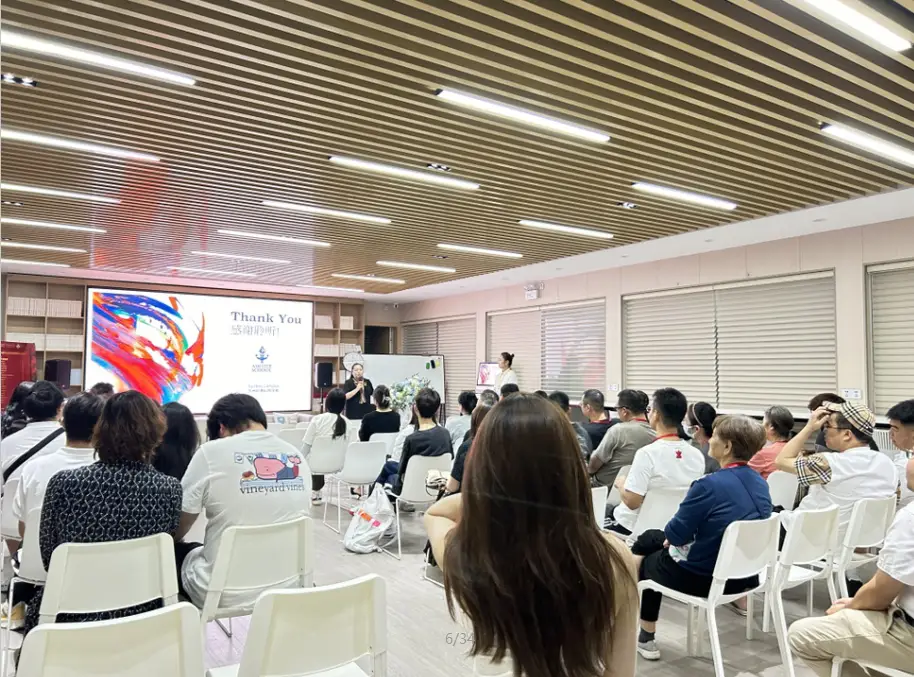 报到结束后,学生和家长们分别前往图书馆和相应年级的教室(图 2)
