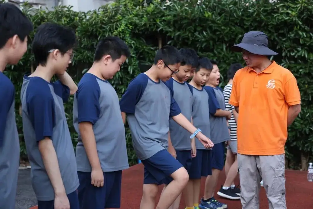 期间,各位同学、老师和教官凝心聚力,付出了辛勤的努力和汗水(图 2)
