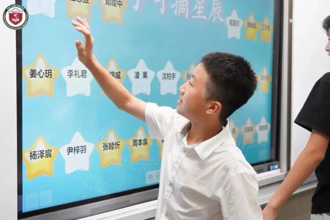 初中部精心组织的开学签到仪式,让每位同学倍感特别。(图 2)