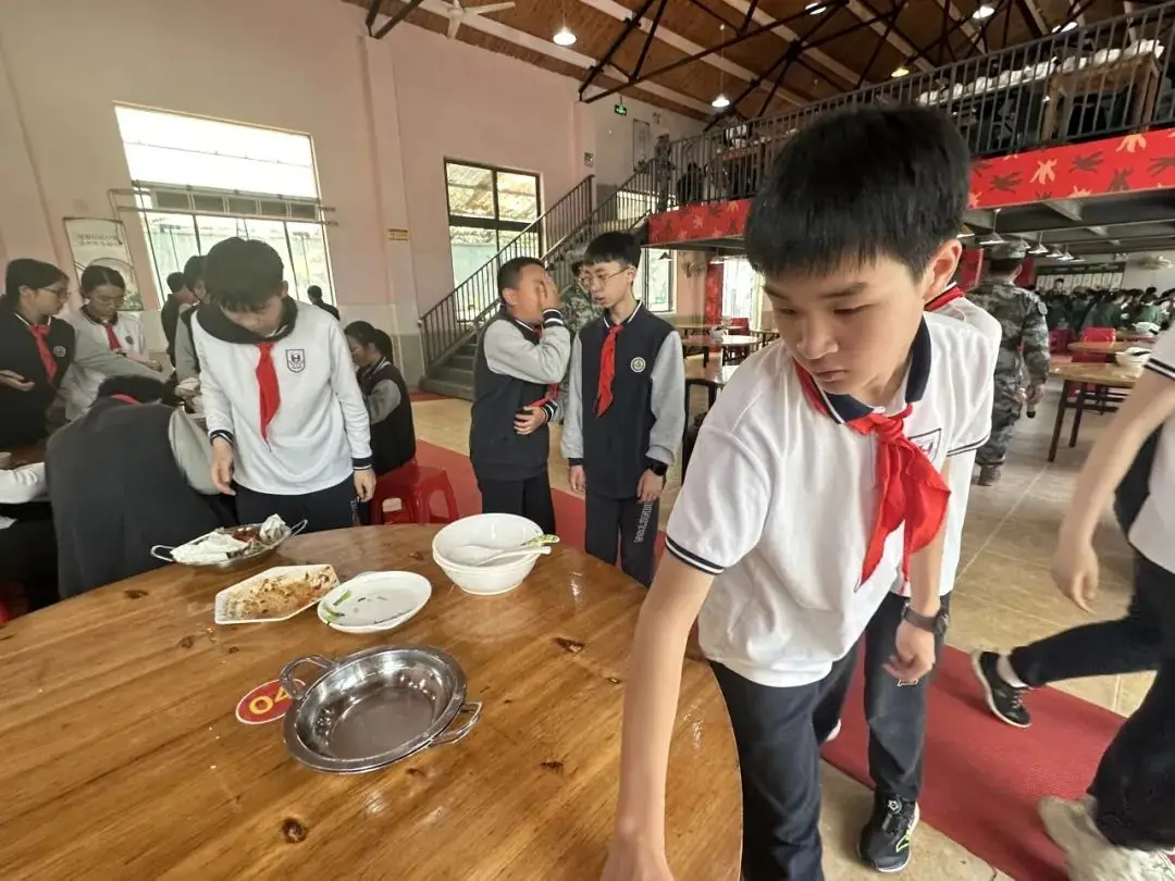 开营仪式后，同学们积极投身到实践中。（图 8）