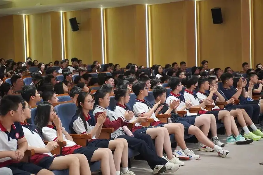 新生们齐聚创新中心报告厅,聆听学习 光剑第一课 。(图 3)