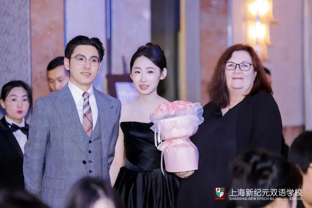 在毕业典礼上,学校为文学老师Maggie举办了一场温馨的退休仪式