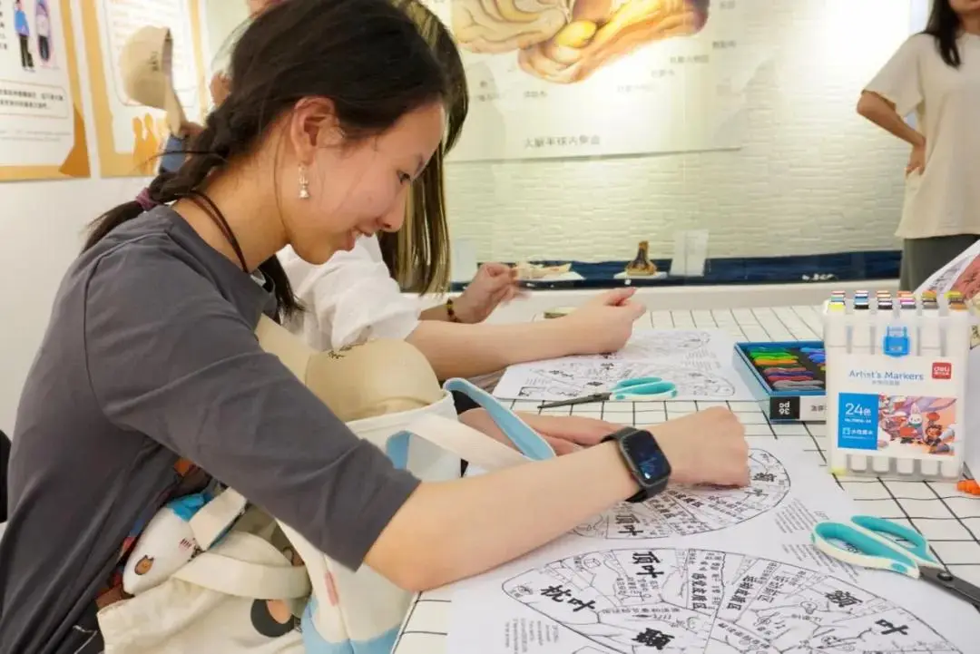 最后，同学们还在现场来了一次大脑的 DIY ，按照额叶、颞叶