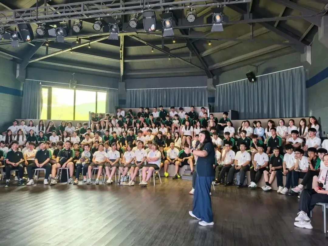 新生报到当晚,德育关顾中心组织了新生入学教育(图 2)