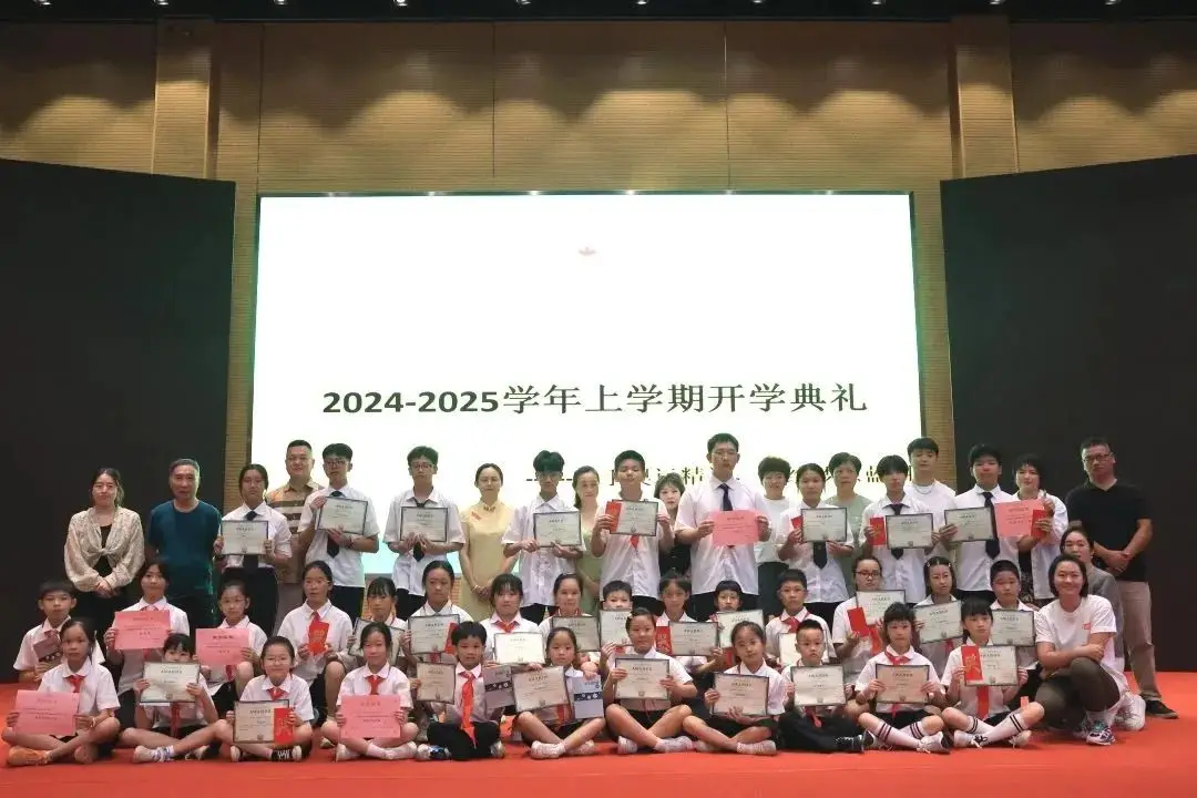 随着秋风的轻抚,我们满怀期待地迎来了新学期的开学典礼。
