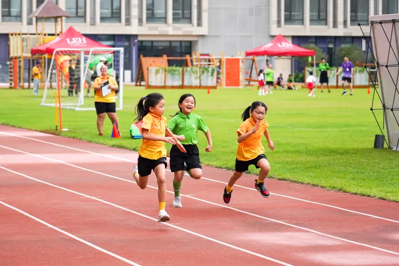 预备部的运动会现场充满欢声笑语，我们的小小学子们积极参加了各式各