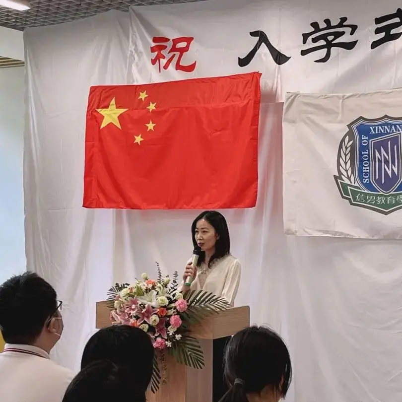 受到老师们的激励,同学们的脸上洋溢着愉悦的神采和对高中生活的期待