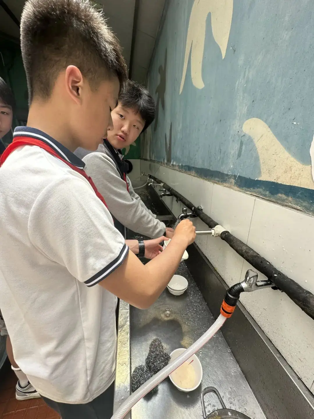 开营仪式后，同学们积极投身到实践中。（图 7）