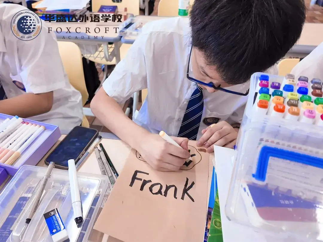 同时,新生们也进入教室,开始了他们的 开学第一课 :(图 4)