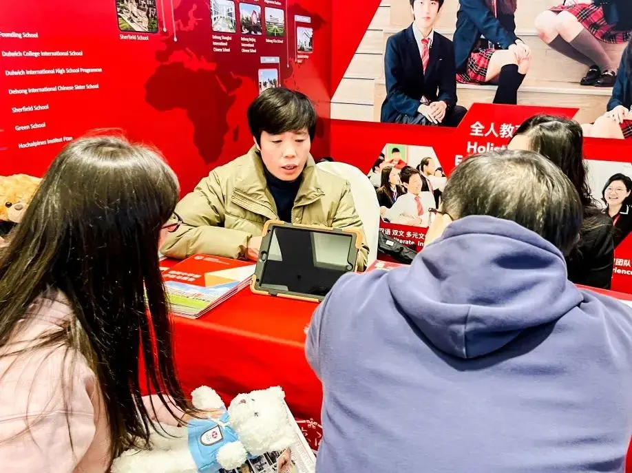 然后,在展会现场重点参观这些符合初步条件的学校展位