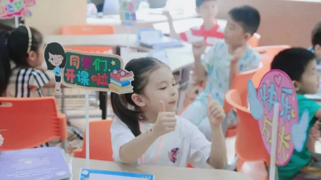 拉近了与师生的距离为了迎接新同学