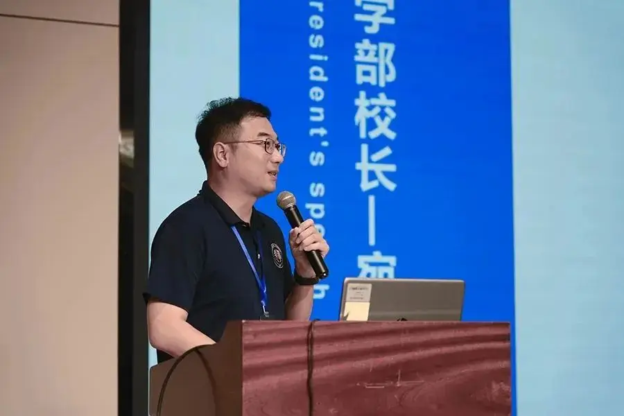 光剑美高部的新生、家长见面会在热烈的掌声中拉开帷幕。(图 2)