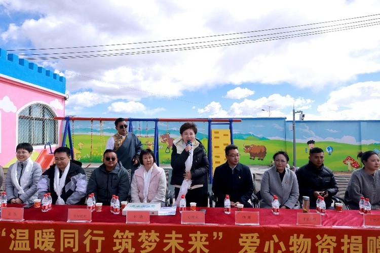 红黄蓝捐赠价值百万爱心物质 改善西藏儿童学习生活条件 红黄蓝捐赠价值百万爱心物质 改善西藏儿童学习生活条件