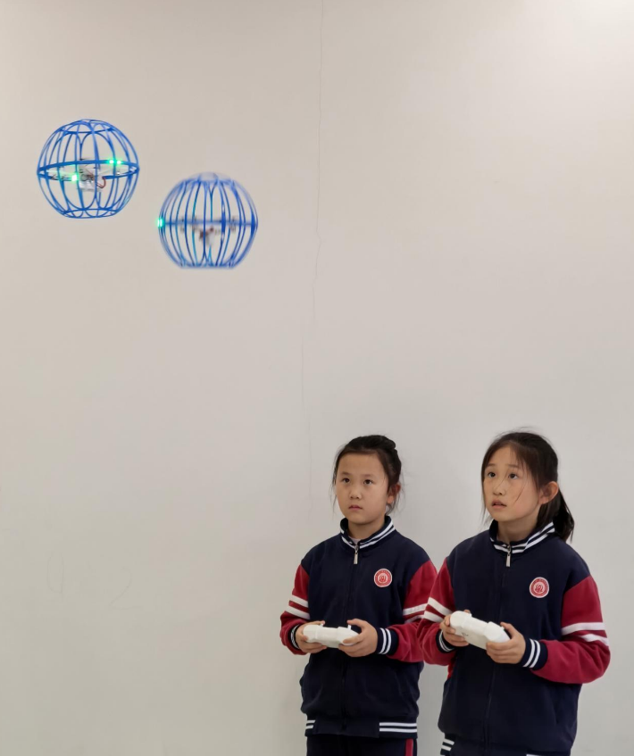 北京一零一中昌平实验学校无人机足球社团亮相 2023年9月创办的北京一零一中昌平实验学校