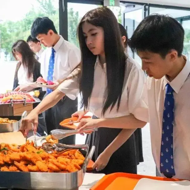 食堂精心准备了欢迎晚宴,美极鲜杏鲍菇松板肉(图 2)